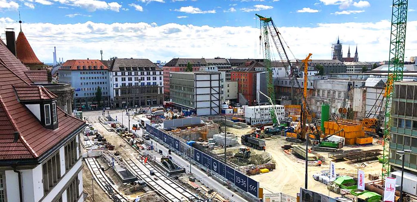 Foto: Luftbild auf eine großflächige Baustelle im Zentrum Münchens mit teilweise erneuerten Gleistragplatten